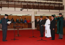 Dua Anggota DPRD Provinsi Kalbar Resmi Dilantik Sumpah/Janji. Ketua DPRD Provinsi Kalbar, M Kebing L memimpin pengucapan sumpah/janji sekaligus peresmian pengangkatan PAW anggota DPRD Provinsi Kalbar sisa masa jabatan periode 2014-2019 di Balairungsari, Gedung Parlemen Kalbar, Rabu (10/5). Zainudin/RK.
