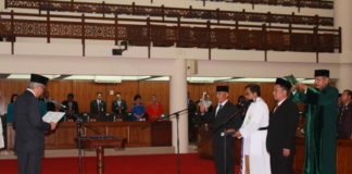 Dua Anggota DPRD Provinsi Kalbar Resmi Dilantik Sumpah/Janji. Ketua DPRD Provinsi Kalbar, M Kebing L memimpin pengucapan sumpah/janji sekaligus peresmian pengangkatan PAW anggota DPRD Provinsi Kalbar sisa masa jabatan periode 2014-2019 di Balairungsari, Gedung Parlemen Kalbar, Rabu (10/5). Zainudin/RK.
