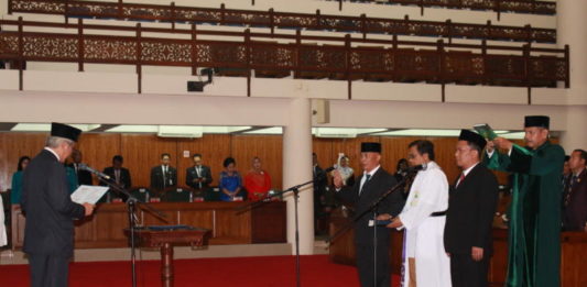 Dua Anggota DPRD Provinsi Kalbar Resmi Dilantik Sumpah/Janji. Ketua DPRD Provinsi Kalbar, M Kebing L memimpin pengucapan sumpah/janji sekaligus peresmian pengangkatan PAW anggota DPRD Provinsi Kalbar sisa masa jabatan periode 2014-2019 di Balairungsari, Gedung Parlemen Kalbar, Rabu (10/5). Zainudin/RK.