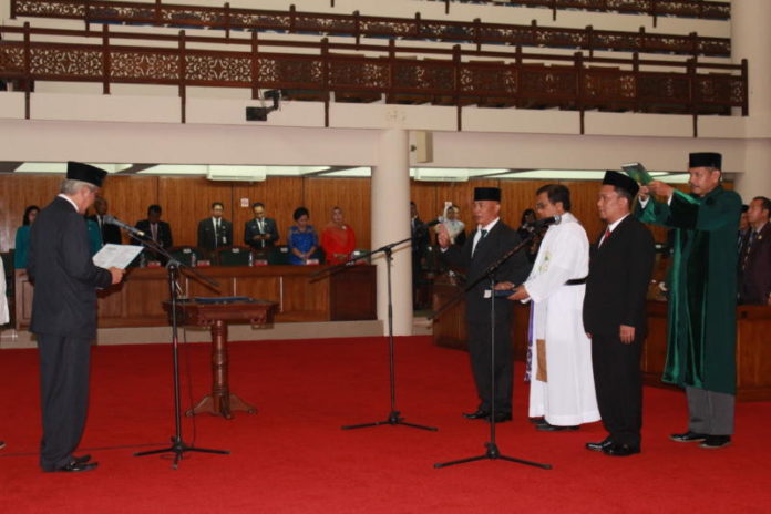 Sumpah/Janji. Ketua DPRD Provinsi Kalbar, M Kebing L memimpin pengucapan sumpah/janji sekaligus peresmian pengangkatan PAW anggota DPRD Provinsi Kalbar sisa masa jabatan periode 2014-2019 di Balairungsari, Gedung Parlemen Kalbar, Rabu (10/5). Zainudin/RK.