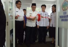 RSUD Sultan Muhammad Jamaluddin I Resmi Dioperasikan Potong Pita. Bupati Kayong Utara, H Hildi Hamid memotong pita sebagai tanda diresmikannya RSUD Sultan Muhammad Jamaluddin I di Sukadana, Rabu (9/5). Kamiriluddin/RK.