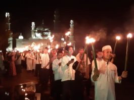 Pawai Obor. Peserta pawai obor memulai pawai dari Masjid Agung Oesman Al Khair di Sukadana, Rabu (16/5) malam. Kamiriluddin/RK.