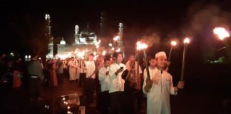Semarak Pawai Obor Sambut Ramadan di Sukadana Pawai Obor. Peserta pawai obor memulai pawai dari Masjid Agung Oesman Al Khair di Sukadana, Rabu (16/5) malam. Kamiriluddin/RK.