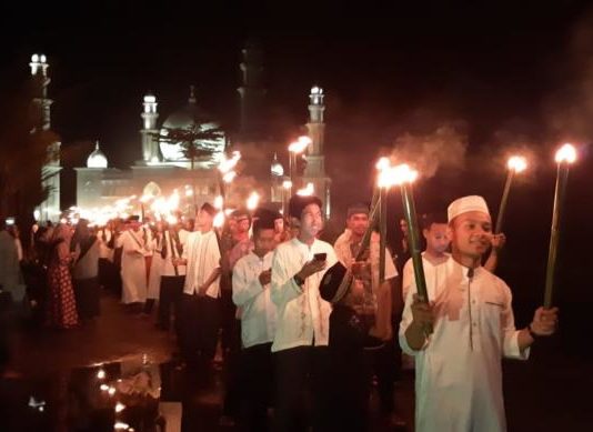 Semarak Pawai Obor Sambut Ramadan di Sukadana Pawai Obor. Peserta pawai obor memulai pawai dari Masjid Agung Oesman Al Khair di Sukadana, Rabu (16/5) malam. Kamiriluddin/RK.