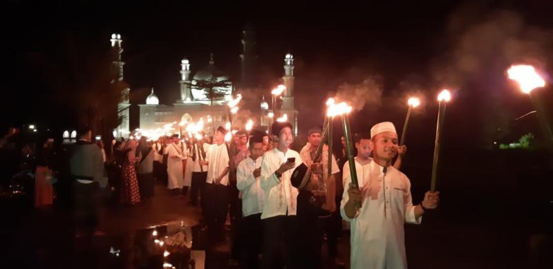 Pawai Obor. Peserta pawai obor memulai pawai dari Masjid Agung Oesman Al Khair di Sukadana, Rabu (16/5) malam. Kamiriluddin/RK.