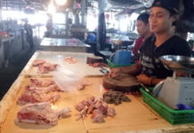 Harga Daging Ayam Meroket Rp50 Ribu per Kilogram Ayam Potong. Penjual ayam potong, Deni disela-sela kesibukan menjual ayam potong di Pasar Markasan Nanga Pinoh. Dedi Irawan/RK.
