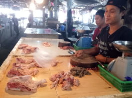 Ayam Potong. Penjual ayam potong, Deni disela-sela kesibukan menjual ayam potong di Pasar Markasan Nanga Pinoh. Dedi Irawan/RK.