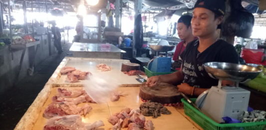 Harga Daging Ayam Meroket Rp50 Ribu per Kilogram Ayam Potong. Penjual ayam potong, Deni disela-sela kesibukan menjual ayam potong di Pasar Markasan Nanga Pinoh. Dedi Irawan/RK.