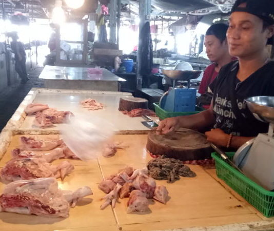 Harga Daging Ayam Meroket Rp50 Ribu per Kilogram Ayam Potong. Penjual ayam potong, Deni disela-sela kesibukan menjual ayam potong di Pasar Markasan Nanga Pinoh. Dedi Irawan/RK.