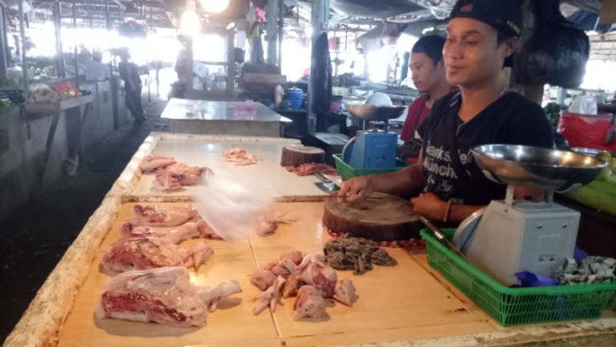 Ayam Potong. Penjual ayam potong, Deni disela-sela kesibukan menjual ayam potong di Pasar Markasan Nanga Pinoh. Dedi Irawan/RK.