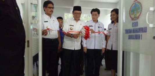 RSUD Sultan Muhammad Jamaluddin I Resmi Dioperasikan Potong Pita. Bupati Kayong Utara, H Hildi Hamid memotong pita sebagai tanda diresmikannya RSUD Sultan Muhammad Jamaluddin I di Sukadana, Rabu (9/5). Kamiriluddin/RK.