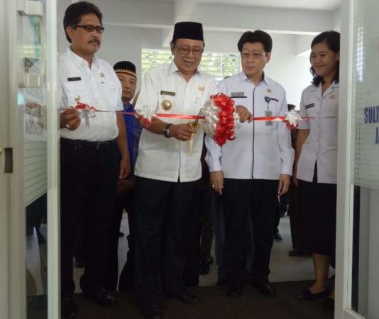 RSUD Sultan Muhammad Jamaluddin I Resmi Dioperasikan Potong Pita. Bupati Kayong Utara, H Hildi Hamid memotong pita sebagai tanda diresmikannya RSUD Sultan Muhammad Jamaluddin I di Sukadana, Rabu (9/5). Kamiriluddin/RK.