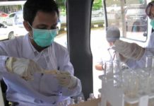 Takjil di Pasar Juadah Mujahidin Aman UJI DITEMPAT. Petugas menguji makanan dan minuman yang di jual di pasar juadah Masjid Raya Mujahidin Pontianak, Selasa (22/5). Andi Ridwansyah-RK