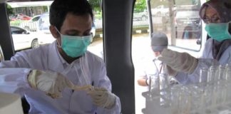 Takjil di Pasar Juadah Mujahidin Aman UJI DITEMPAT. Petugas menguji makanan dan minuman yang di jual di pasar juadah Masjid Raya Mujahidin Pontianak, Selasa (22/5). Andi Ridwansyah-RK