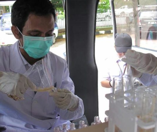 Takjil di Pasar Juadah Mujahidin Aman UJI DITEMPAT. Petugas menguji makanan dan minuman yang di jual di pasar juadah Masjid Raya Mujahidin Pontianak, Selasa (22/5). Andi Ridwansyah-RK