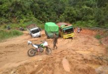Jalan Pintas-Sayan Rusak Berat dan Berlubang Terjebak Lubang. Truk bermuatan terjebak di jalan yang rusak berat dan berlubang di jalur Sayan-Nanga Pinoh, Rabu (23/5). Zulfilza Hamsu for Rakyat Kalbar