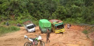 Jalan Pintas-Sayan Rusak Berat dan Berlubang Terjebak Lubang. Truk bermuatan terjebak di jalan yang rusak berat dan berlubang di jalur Sayan-Nanga Pinoh, Rabu (23/5). Zulfilza Hamsu for Rakyat Kalbar