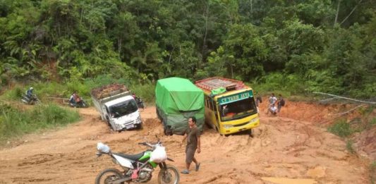 Jalan Pintas-Sayan Rusak Berat dan Berlubang Terjebak Lubang. Truk bermuatan terjebak di jalan yang rusak berat dan berlubang di jalur Sayan-Nanga Pinoh, Rabu (23/5). Zulfilza Hamsu for Rakyat Kalbar