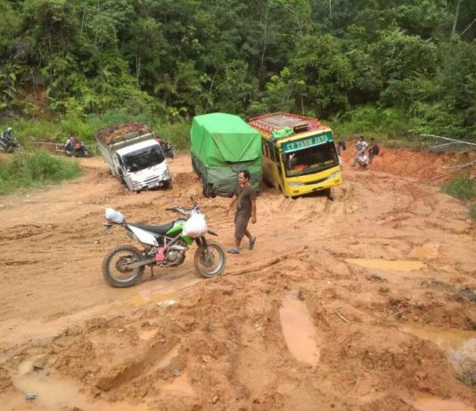 Jalan Pintas-Sayan Rusak Berat dan Berlubang Terjebak Lubang. Truk bermuatan terjebak di jalan yang rusak berat dan berlubang di jalur Sayan-Nanga Pinoh, Rabu (23/5). Zulfilza Hamsu for Rakyat Kalbar