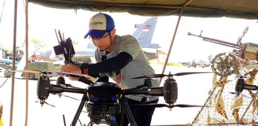 Rangkul Pengguna Drone Promosikan Pariwisata Kota Khatulistiwa Setting Drone. Humas Enggang Drone Community, Insani Qurniawan terlihat sedang menyetting drone jenis Puna 8, beberapa waktu lalu. Insan for Rakyat Kalbar.