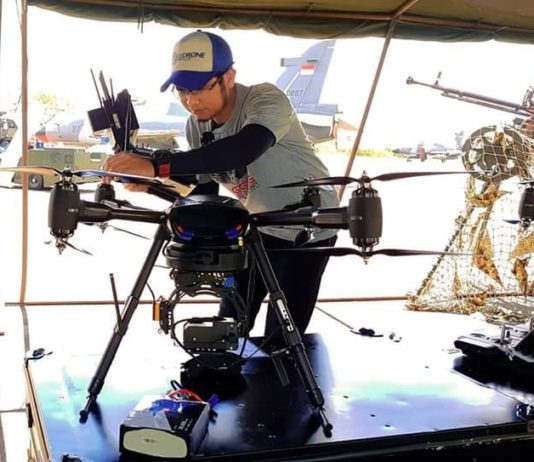 Rangkul Pengguna Drone Promosikan Pariwisata Kota Khatulistiwa Setting Drone. Humas Enggang Drone Community, Insani Qurniawan terlihat sedang menyetting drone jenis Puna 8, beberapa waktu lalu. Insan for Rakyat Kalbar.