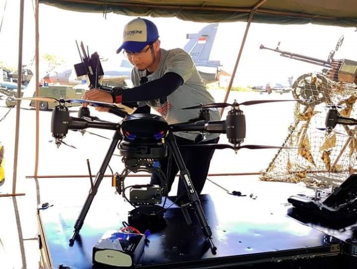 Setting Drone. Humas Enggang Drone Community, Insani Qurniawan terlihat sedang menyetting drone jenis Puna 8, beberapa waktu lalu. Insan for Rakyat Kalbar.