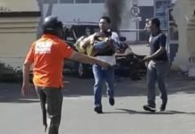 Kisah Polisi Pemberani yang Selamatkan Putri Teroris BERANI. AKBP Roni Faisai Saiful Faton ketika menyelamatkan Aisyah Putri di Mapolrestabes Surabaya, Senin (14/5). Jawa Pos Photo