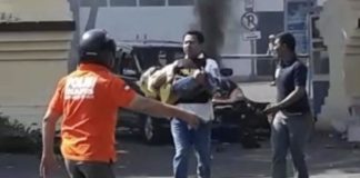 Kisah Polisi Pemberani yang Selamatkan Putri Teroris BERANI. AKBP Roni Faisai Saiful Faton ketika menyelamatkan Aisyah Putri di Mapolrestabes Surabaya, Senin (14/5). Jawa Pos Photo