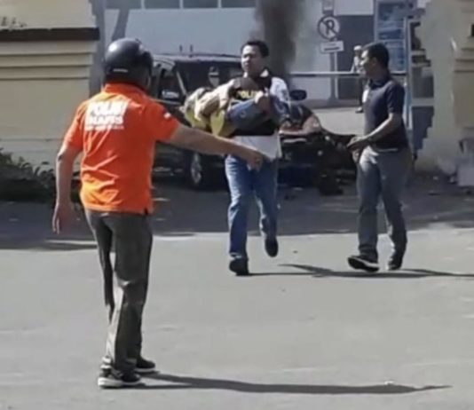 Kisah Polisi Pemberani yang Selamatkan Putri Teroris BERANI. AKBP Roni Faisai Saiful Faton ketika menyelamatkan Aisyah Putri di Mapolrestabes Surabaya, Senin (14/5). Jawa Pos Photo