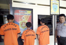 IRT Dirampok dan Disetubuhi Tiga Pria Pecandu Narkoba PELAKU. Tiga pelaku perampokan dan pemerkosaan saat diamankan di Mapolsek Singkawang Barat, Rabu (16/5)--Suhendra/RK