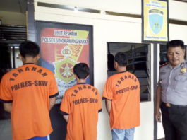 IRT Dirampok dan Disetubuhi Tiga Pria Pecandu Narkoba PELAKU. Tiga pelaku perampokan dan pemerkosaan saat diamankan di Mapolsek Singkawang Barat, Rabu (16/5)--Suhendra/RK