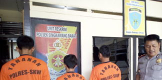 IRT Dirampok dan Disetubuhi Tiga Pria Pecandu Narkoba PELAKU. Tiga pelaku perampokan dan pemerkosaan saat diamankan di Mapolsek Singkawang Barat, Rabu (16/5)--Suhendra/RK