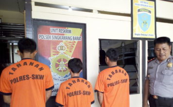 IRT Dirampok dan Disetubuhi Tiga Pria Pecandu Narkoba PELAKU. Tiga pelaku perampokan dan pemerkosaan saat diamankan di Mapolsek Singkawang Barat, Rabu (16/5)--Suhendra/RK