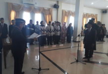 Rustam Pimpin IKIP PGRI PELANTIKAN. Pengambilan sumpah jabatan Rustam M Pd Kons saat dilantik sebagai Rektor IKIP PGRI Pontianak di ruang Aula Hadari Nawawi IKIP PGRI Pontianak—Gusnadi/RK