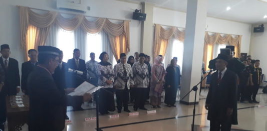 Rustam Pimpin IKIP PGRI PELANTIKAN. Pengambilan sumpah jabatan Rustam M Pd Kons saat dilantik sebagai Rektor IKIP PGRI Pontianak di ruang Aula Hadari Nawawi IKIP PGRI Pontianak—Gusnadi/RK