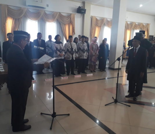 Rustam Pimpin IKIP PGRI PELANTIKAN. Pengambilan sumpah jabatan Rustam M Pd Kons saat dilantik sebagai Rektor IKIP PGRI Pontianak di ruang Aula Hadari Nawawi IKIP PGRI Pontianak—Gusnadi/RK