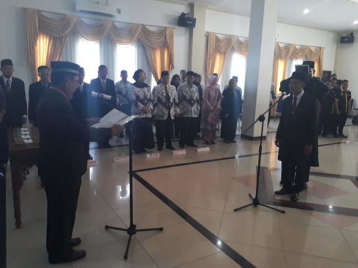 PELANTIKAN. Pengambilan sumpah jabatan Rustam M Pd Kons saat dilantik sebagai Rektor IKIP PGRI Pontianak di ruang Aula Hadari Nawawi IKIP PGRI Pontianak—Gusnadi/RK