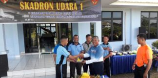 Siap Menjaga Langit Kalimantan dan Sekitarnya Danlanud Supadio, Marsma Minggit Tribowo meneyerahkan tumpeng kepada Prada Ali Murdani, di home base Skadud I, Lanud Supadio Pontianak, Minggu (29/4)--Penerangan Lanud Supadio for RK