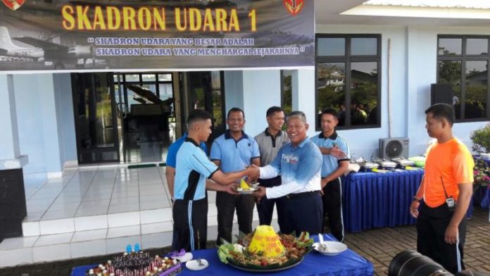 Danlanud Supadio, Marsma Minggit Tribowo meneyerahkan tumpeng kepada Prada Ali Murdani, di home base Skadud I, Lanud Supadio Pontianak, Minggu (29/4)--Penerangan Lanud Supadio for RK