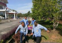 Mau Upacara? Tidur yang Cukup dan Sarapan Dulu Ya PINGSAN. Salah seorang siswa yang sedang dirawat ketika pingsan mengikuti upacara Hardiknas, di kantor Bupati Landak, Ngabang, Rabu (2/5). Antonius-RK