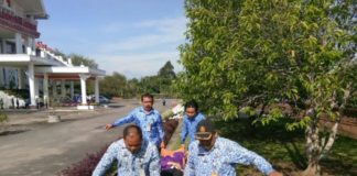 Mau Upacara? Tidur yang Cukup dan Sarapan Dulu Ya PINGSAN. Salah seorang siswa yang sedang dirawat ketika pingsan mengikuti upacara Hardiknas, di kantor Bupati Landak, Ngabang, Rabu (2/5). Antonius-RK