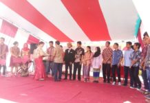 Larang Konvoi dan Coret Baju LULUS. Peserta didik SMKN 1 Ngabang menerima amplop pengumuman hasil kelulusan UNBK di sekolah, Kamis (3/5). Antonius-RK