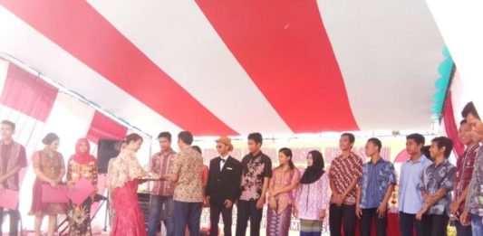 Larang Konvoi dan Coret Baju LULUS. Peserta didik SMKN 1 Ngabang menerima amplop pengumuman hasil kelulusan UNBK di sekolah, Kamis (3/5). Antonius-RK