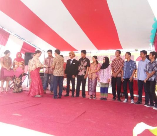 Larang Konvoi dan Coret Baju LULUS. Peserta didik SMKN 1 Ngabang menerima amplop pengumuman hasil kelulusan UNBK di sekolah, Kamis (3/5). Antonius-RK