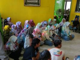 Konvoi dan Coret Seragam 50 Pelajar Diamankan Satpol PP DIAMANKAN. 50 pelajar diamankan di Kantor Satpol PP Kayong Utara karena terlibat aksi coret-coret seragam sekolah di Pantai Pulau Datok, Sukadana, Kayong Utara, Kamis (3/5)--Kamiriluddin/RK