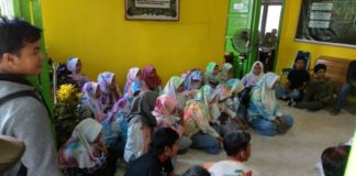 Konvoi dan Coret Seragam 50 Pelajar Diamankan Satpol PP DIAMANKAN. 50 pelajar diamankan di Kantor Satpol PP Kayong Utara karena terlibat aksi coret-coret seragam sekolah di Pantai Pulau Datok, Sukadana, Kayong Utara, Kamis (3/5)--Kamiriluddin/RK