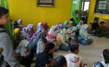 Konvoi dan Coret Seragam 50 Pelajar Diamankan Satpol PP DIAMANKAN. 50 pelajar diamankan di Kantor Satpol PP Kayong Utara karena terlibat aksi coret-coret seragam sekolah di Pantai Pulau Datok, Sukadana, Kayong Utara, Kamis (3/5)--Kamiriluddin/RK