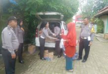 Satlantas Polresta Layani Masyarakat Pontianak Utara BERBAGI. Petugas tengah berbagi sembako di Halaman Kantor Camat Pontianak Utara, Sabtu (5/5) pagi-- Ocsya Ade CP