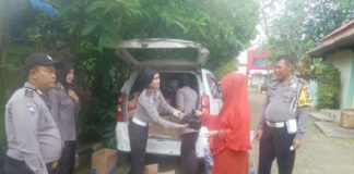 Satlantas Polresta Layani Masyarakat Pontianak Utara BERBAGI. Petugas tengah berbagi sembako di Halaman Kantor Camat Pontianak Utara, Sabtu (5/5) pagi-- Ocsya Ade CP