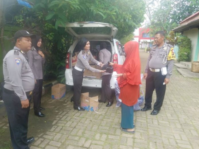 BERBAGI. Petugas tengah berbagi sembako di Halaman Kantor Camat Pontianak Utara, Sabtu (5/5) pagi-- Ocsya Ade CP